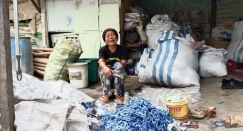 Nenek Lasmini Perempuan Tua yang Masih Menjadi Tulang Punggung Keluarga